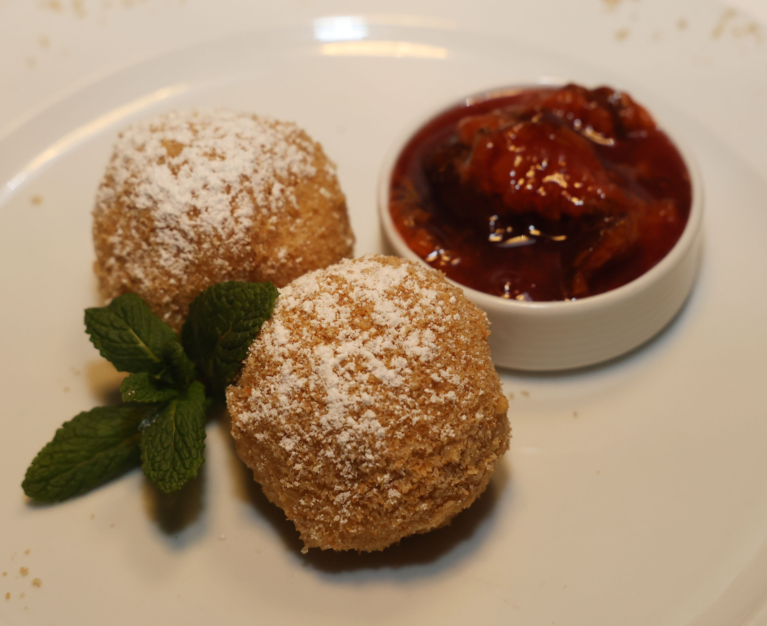 Hausgemachter Gulasch mit Nockerln